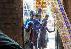 … und wird dabei von neugierigen Kindern beäugt. Inforeise, Uganda &copy; Foto: Svenja Penzel | Outback Africa