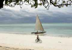 Einheimischer Radfahrer am Strand von Kiwengwa &copy; Foto: Svenja Penzel | Outback Africa