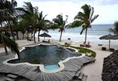 Pool mit besonderen dunklen Fliesen aus Italien, Waterlovers Bea &copy; Foto: Svenja Penzel