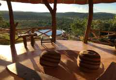 Mihingo Lodge, Blick von einem der Aussichtsdecks zum Pool &copy; Foto: Svenja Penzel @ Outback Africa