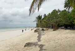 Rechts Hotelstrand, links öffentlicher Strand &copy; Foto: Svenja Penzel | Outback Africa