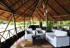 Offene Lounge der Kungwe Beach Lodge © Foto: Marco Penzel | Outback Africa