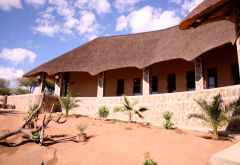 Onjala Lodge, überdachter Gang zu den Zimmern &copy; Foto: Doreen Schütze | Outback Africa