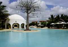 Pool mit dekorativem Baobab, Swahili Beach Resort &copy; Foto: Svenja Penzel