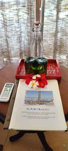 Shooting Star Lodge, Dekoration mit Blumen &copy; Foto: Justine Retzar | Outback Africa Erlebnisreisen