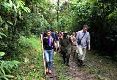Unsere Gruppe im Bwindi Nationalpark, hier noch auf guten Wegen. &copy; Foto: Svenja Penzel | Outback Africa