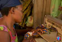 Näherin in einem Ausbildungsprojekt in Maun. &copy; Foto: Stuart James Arnold | Travel for Impact