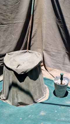 Buschtoilette, zum Schutz gegen die Sonne abgedeckt beim Komfortcamping in Moremi &copy; Foto: Jacqueline Korb | Outback Africa