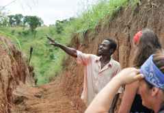 Deos erklärt, wie der Graben Elefanten von seinen Feldern fernh &copy; Foto: Marco Penzel | Outback Africa