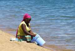 Frau am Ufer des Malawi-Sees &copy; Foto: Susanne Schlesinger | Outback Africa