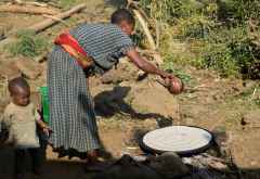 Zubereitung des typischen äthiopischen Brotes Injera am Wegesrand, Äthiopien &copy; Foto: René Schmidt | Outback Africa