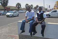 Jungs am Hafen von Walvis Bay &copy; Foto: Susanne Schlesinger | Outback Africa