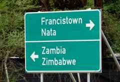 Wegweiser in Kasane &copy; Foto: S.Schlesinger| Outback Africa