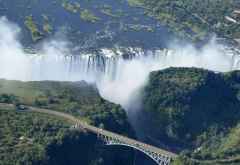 Helikopterflug über die Victoria-Fälle, Eisenbahnbrücke © Foto: Ulrike Pârvu | Outback Africa