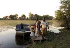 Transport per Boot zur Nxamaseri Island Lodge &copy; Foto: Susanne Schlesinger | Outback Africa