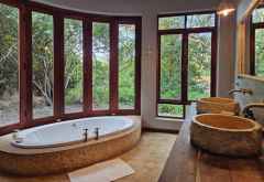 Badezimmer in einem Chalet der Mukumuladzi Lodge, Majete Wildreservat, Malawi &copy; Foto: Ulrike Pârvu | Outback Africa Erlebnisreisen