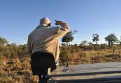 Der Spurensucher sitzt vorn neben der Motorhaube. &copy; Foto: Marco Penzel | Outback Africa