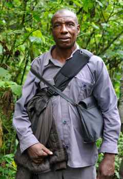 Robert, mein Porter und freundlicher Helfer beim Gorillatracking in Bwindi &copy; Foto: Svenja Penzel | Outback Africa