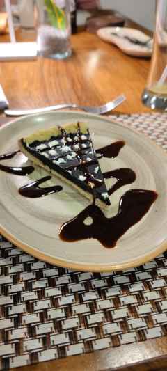 Shooting Star Lodge, zum Dessert hausgemachte Schokoladen Tarte &copy; Foto: Justine Retzar | Outback Africa Erlebnisreisen