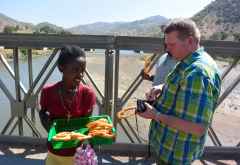 Zwischenmahlzeit am Straßenrand &copy; Foto: René Schmidt | Outback Africa