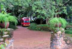 Der Sunway-Truck ist zu groß für die Toreinfahrt des Huntingdon House &copy; Foto: Susanne Schlesinger | Outback Africa