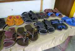 Usa River Rehabilitation Center, Flipflops aus Leder aus der Schusterwerkstatt für den Verkauf im Laden &copy; Foto: S.Schlesinger | Outback Africa