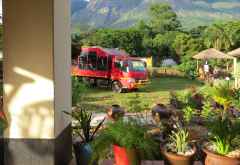 Sunway Safaritruck am Mulanje Arts and Crafts Coffee Shop &copy; Foto: Susanne Schlesinger | Outback Africa