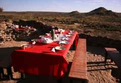 Die Tafel wartet auf die hungrigen Wanderer &copy; Foto: Doreen Schütze | Outback Africa