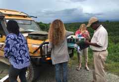 Picknick am Straßenrand mit Guide Joseph, Inforeise Uganda &copy; Foto: Svenja Penzel | Outback Africa
