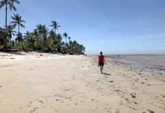 Svenja an der Swahili-Küste bei Ebbe &copy; Foto: tessagoesglobal