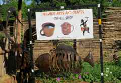 Schild und Metallkunst am Mulanje Arts and Crafts Coffee Shop &copy; Foto: Susanne Schlesinger | Outback Africa