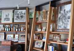 Erinnerungen an Norman Carr an der Bar von Chinzombo. © Foto: Marco Penzel | Outback Africa
