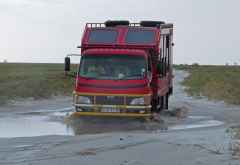 Mit dem Truck durch eine Pfütze, Makgadikgadi &copy; Foto: S.Schlesinger| Outback Africa