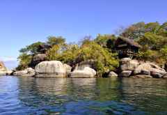 Die Chalets von Mumbo Island sind in die Felsen gebaut &copy; Foto: Svenja Penzel | Outback Africa
