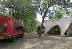 Sunway-Truck am Gate zum Liwonde Nationalpark &copy; Foto: Susanne Schlesinger | Outback Africa
