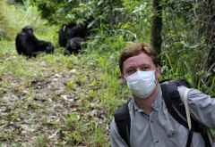 Dr. Marco beim Schimpansentrekking in Mahale &copy; Foto: Outback Africa
