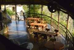Ruaha River Lodge, Blick vom Obergeschoss auf den offenen Hauptbereich &copy; Foto: Ulrike Pârvu | Outback Africa