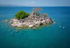 Stand-Up-Paddler vor Kaya Mawa, Malawi-See &copy; Foto: Green Safaris