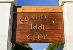 Schild am Eingang des Cradock 1881 Club &copy; Foto: Doreen Schütze | Outback Africa