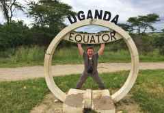 Marco Penzel am Äquator in Uganda &copy; Foto: Stefan Hüttinger