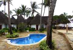 Sultan Sands Beach Resort, Pool und Bungalows © Foto: Angelika Krüger | Outback Africa