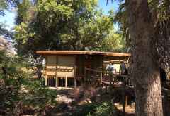 Die Chalets des Camp Okavango sind über Holzstege zu erreichen &copy; Foto: Svenja Penzel | Outback Africa