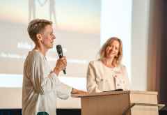 Svenja Penzel und Moderatorin Carolin Leidl &copy; Foto: Noah Lagemann | Alistra Media