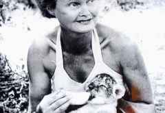 Joy Adamson mit Elsa, als winziges Löwenbaby &copy; Foto: www.PBS.org