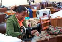 Usa River Rehabilitation Center, die Ausbilderin der Schneider bei der Arbeit &copy; Foto: S.Schlesinger | Outback Africa