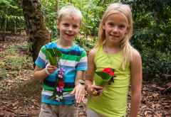 Simon und Elise mit ihren Souvenirs von der Gewürztour. &copy; Foto: Marco Penzel | Outback Africa