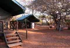 Safarizelte außen, Camp im Mkuzi Wildreservat &copy; Foto: Doreen Schütze | Outback Africa