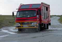 Mit dem Truck durch eine Pfütze, Makgadikgadi &copy; Foto: S.Schlesinger| Outback Africa