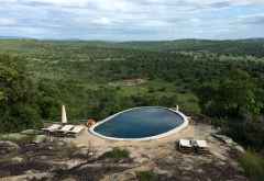 Pool der Mihingo Lodge, im Hintergrund ein Wasserloch des Parks &copy; Foto: Svenja Penzel @ Outback Africa
