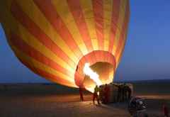 Aufrichten der Ballonhülle &copy; Foto: Susanne Schlesinger | Outback Africa